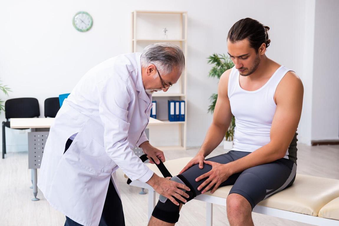 居家期间，前交叉韧带重建术后的患者应该怎么进行康复训练呢？