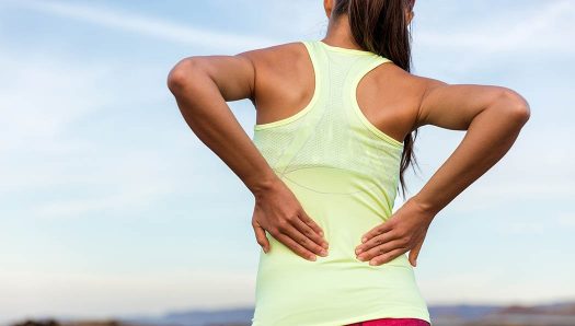 18岁少女脊柱侧弯，竟是这个原因！你可能也在犯！