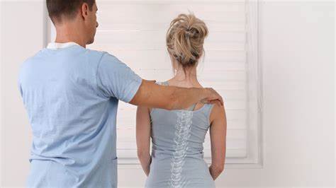 青少年脊柱侧弯问题日益严重：家长如何守护孩子的健康？