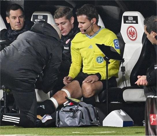 德国名哨布吕希执法比赛中十字韧带撕裂，将接受重建