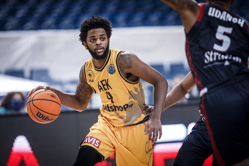 深圳男篮与山东高速男篮的比赛|达里尔·梅肯前交叉韧带和外侧副韧带撕裂